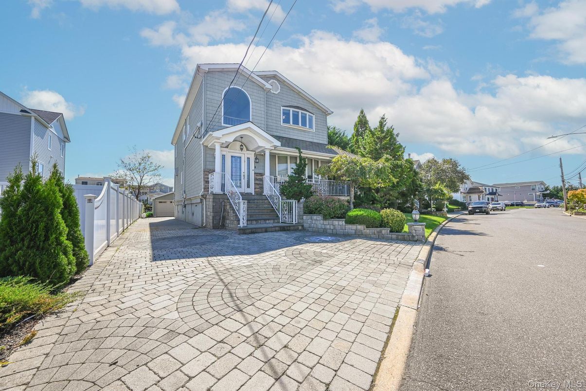 Exterior, Facade, Queen Anne Victorian