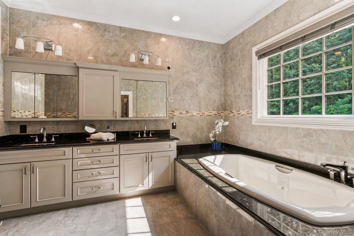Bathroom, Dual Sink Vanities, Interior, Recessed Lighting
