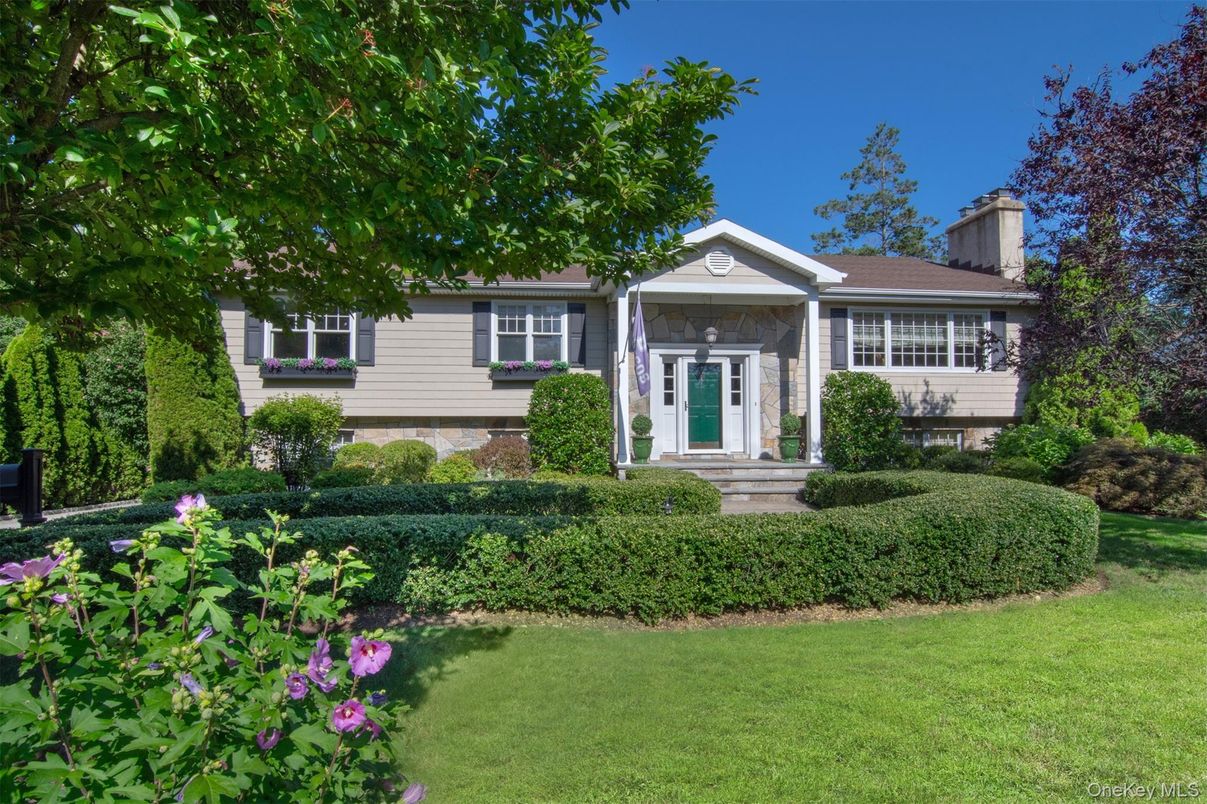 Exterior, Facade, Raised Ranch