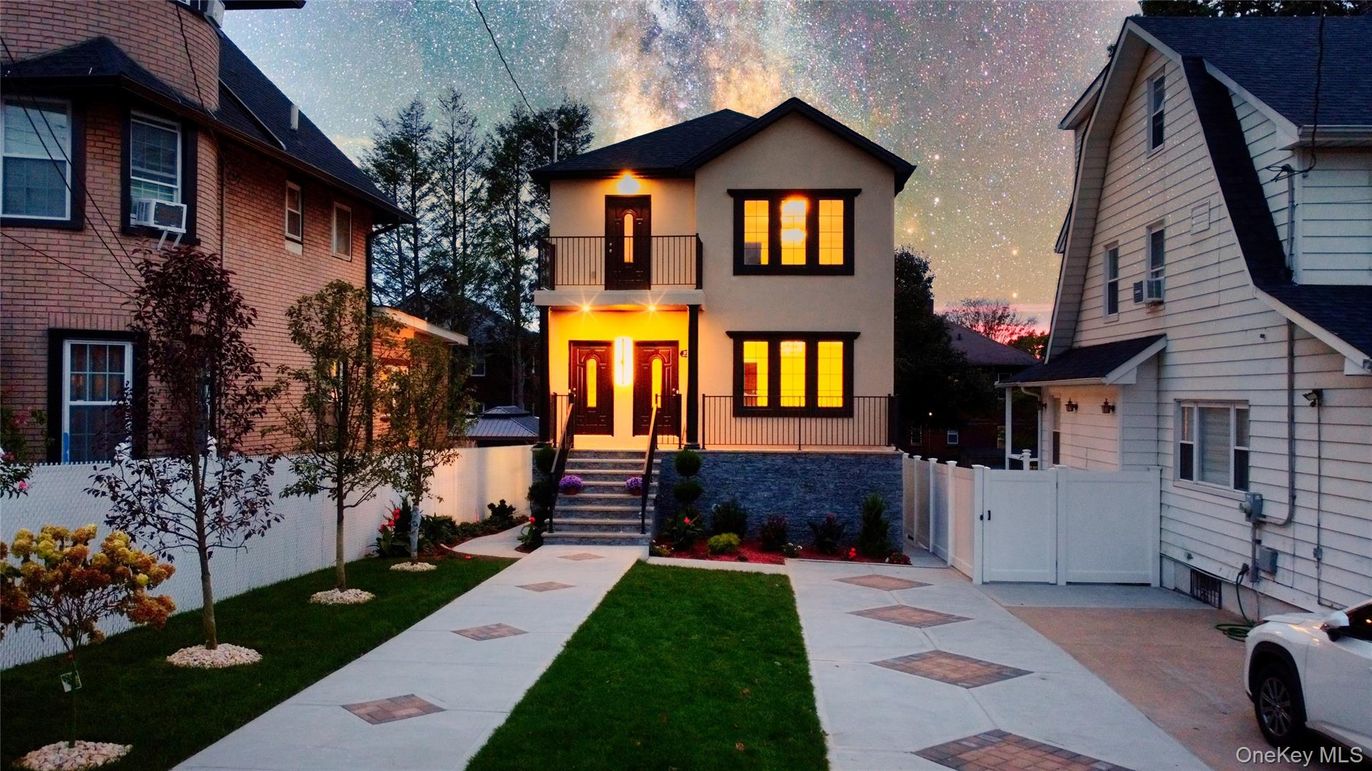 Exterior, Facade, Modern