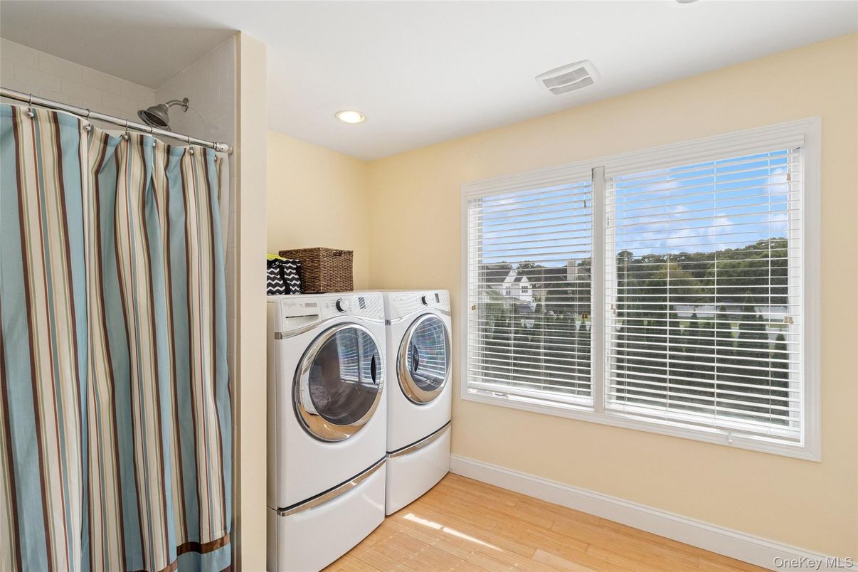 Interior, Recessed Lighting, Washer, Wood Texture Flooring