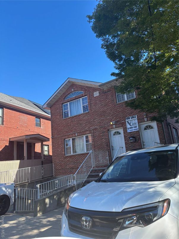 Exterior, Facade, Brick Facade, Rowhouse
