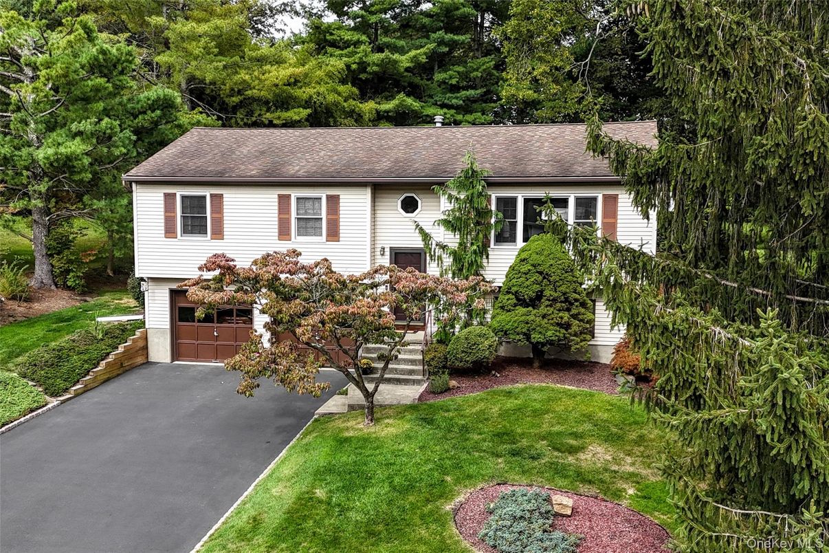 Attached, Exterior, Facade, Cape Cod