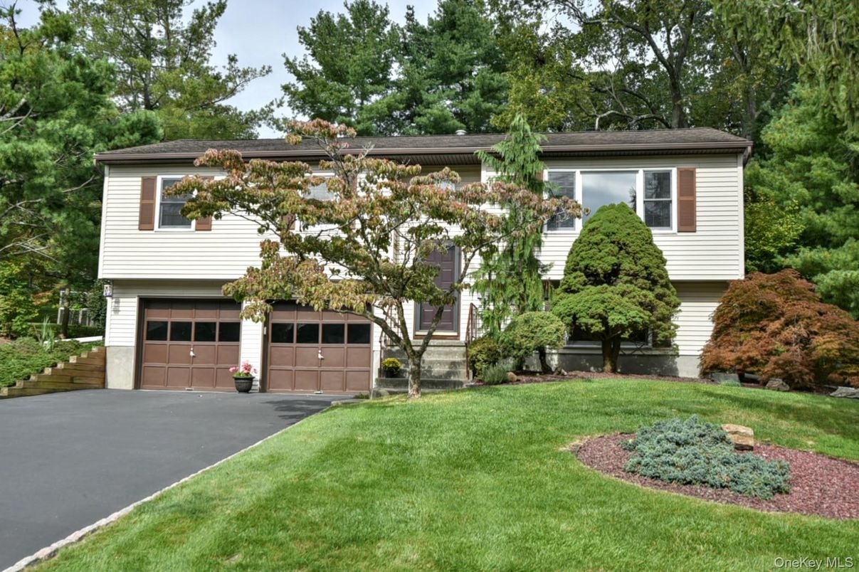 Attached, Exterior, Facade, Raised Ranch