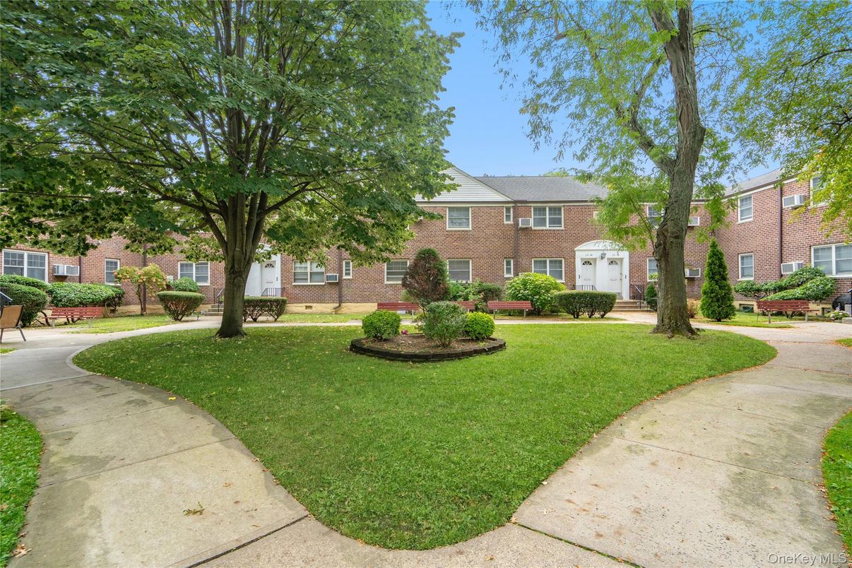 Exterior, Facade, Brick Facade, Georgian