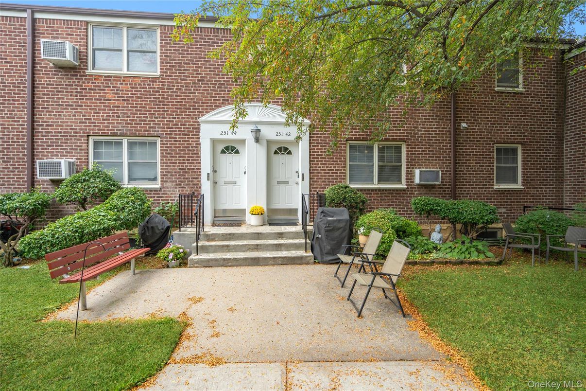 Exterior, Facade, Brick Facade, Rowhouse