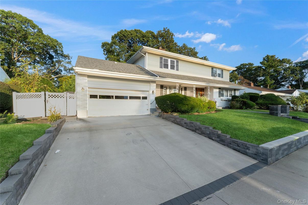Attached, Exterior, Facade, American Foursquare