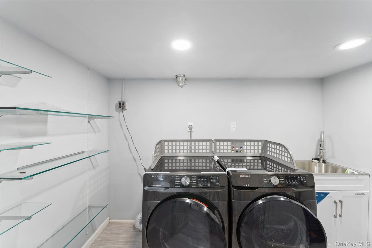 Interior, Recessed Lighting, Washer, Wood Texture Flooring