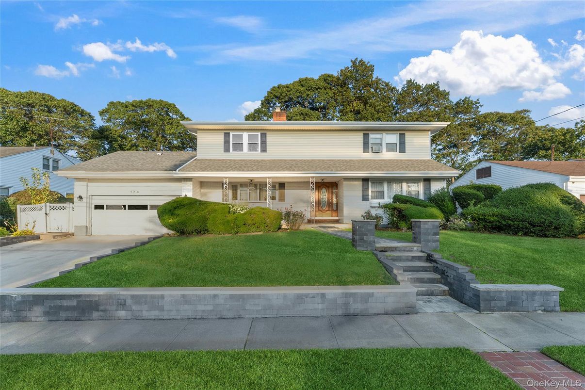 Attached, Exterior, Facade, Split Level