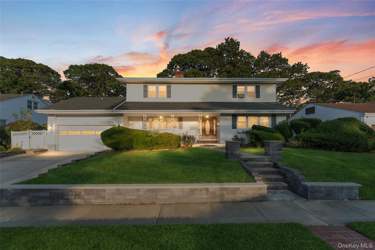 Attached, Exterior, Facade, Split Level