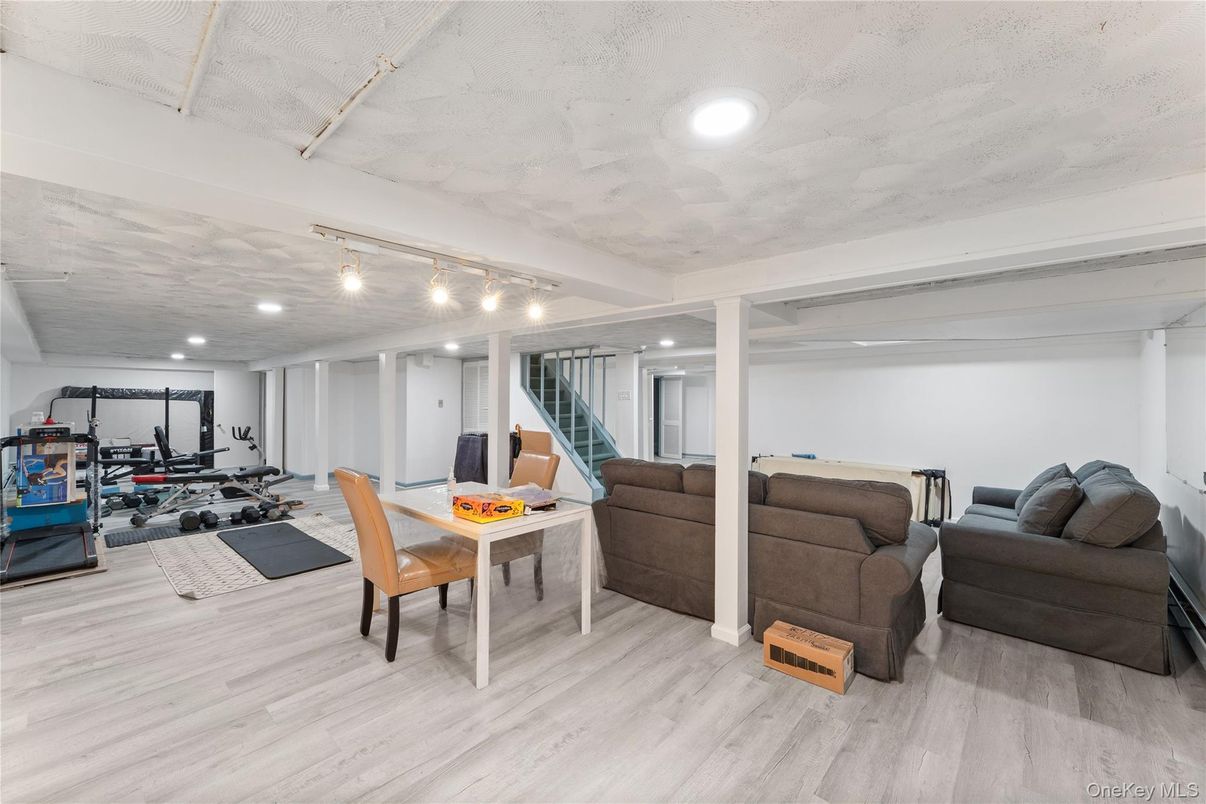 Fitness Equipment, Interior, Recessed Lighting, Wood Texture Flooring