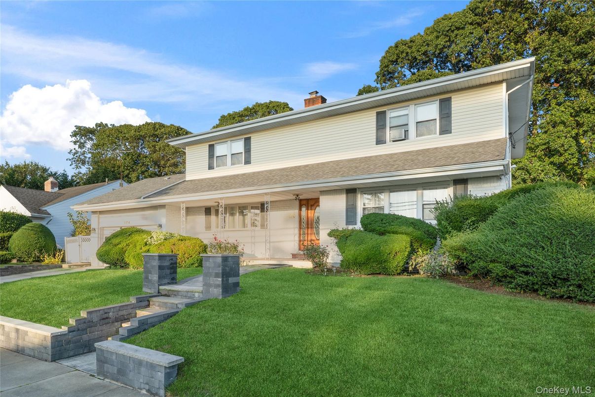 Attached, Exterior, Facade, Split Level