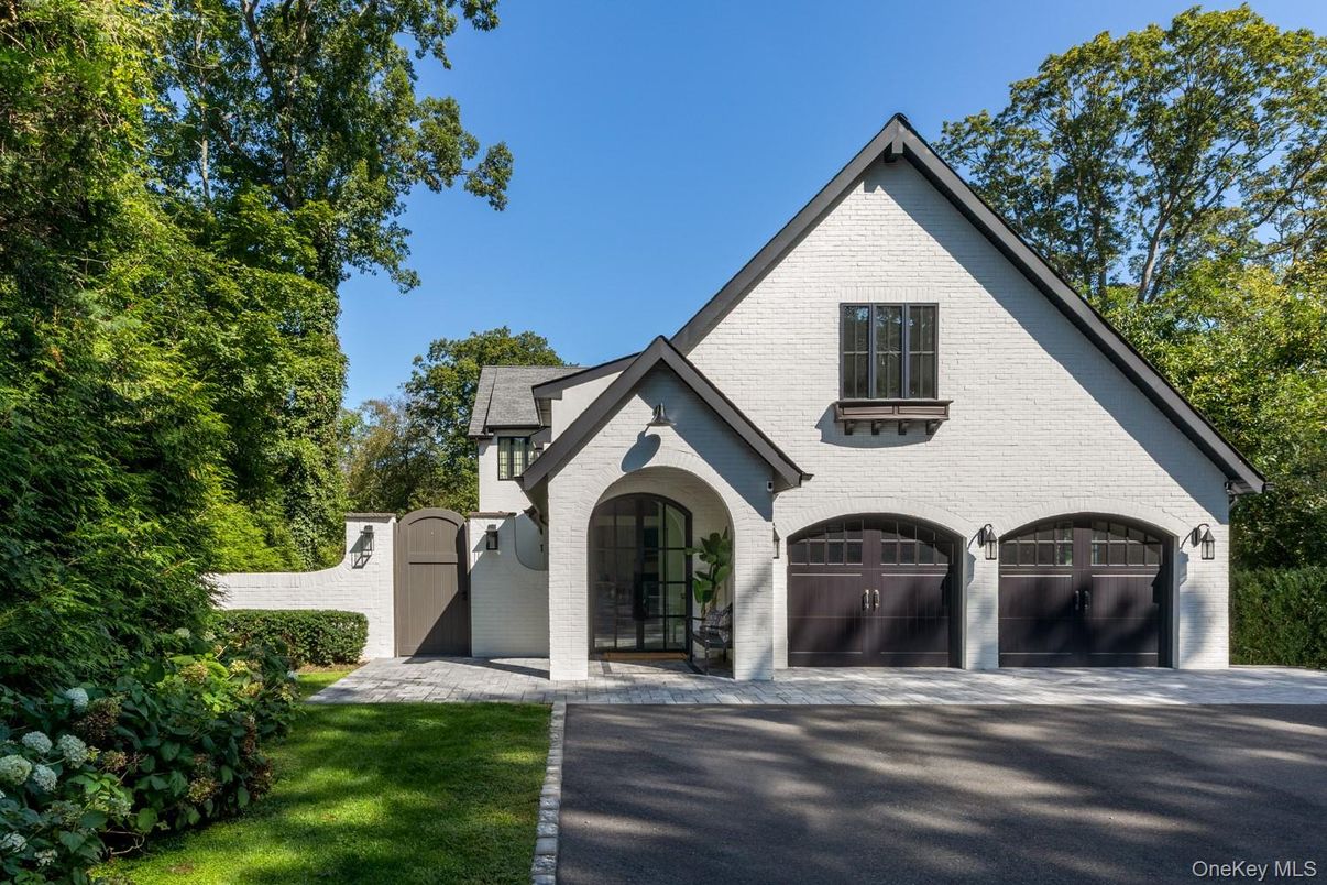 Attached, Exterior, Facade, Farmhouse