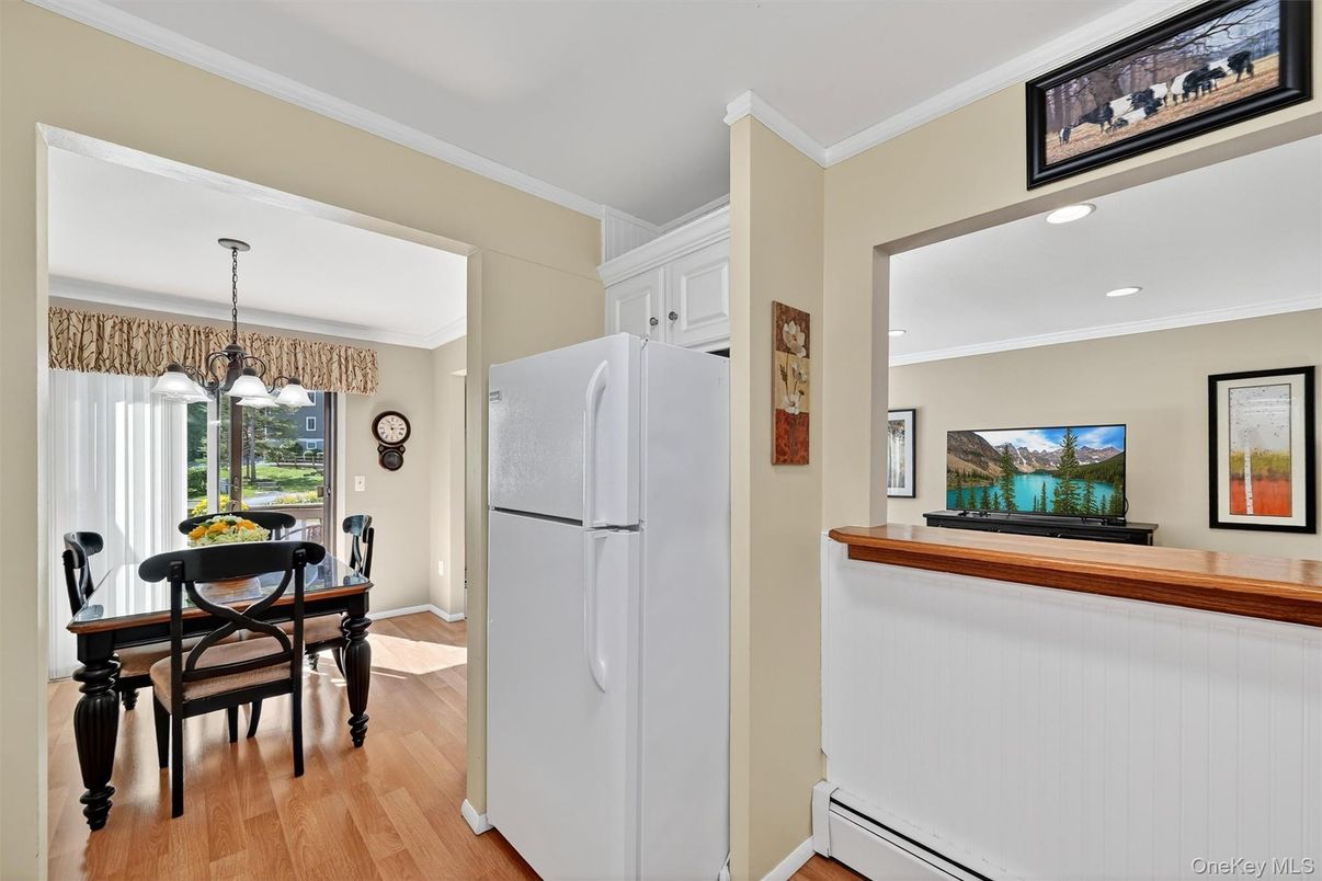 Dining room, Interior, Kitchen, Pendant Lights, Recessed Lighting, Wood Texture Flooring