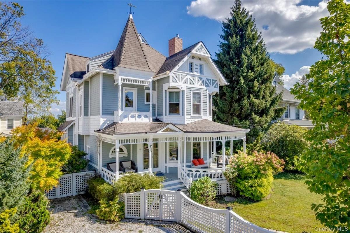 Exterior, Facade, Queen Anne Victorian