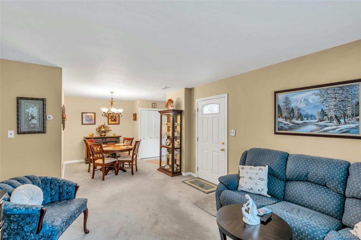 Chandelier, Dining room, Interior, Living room
