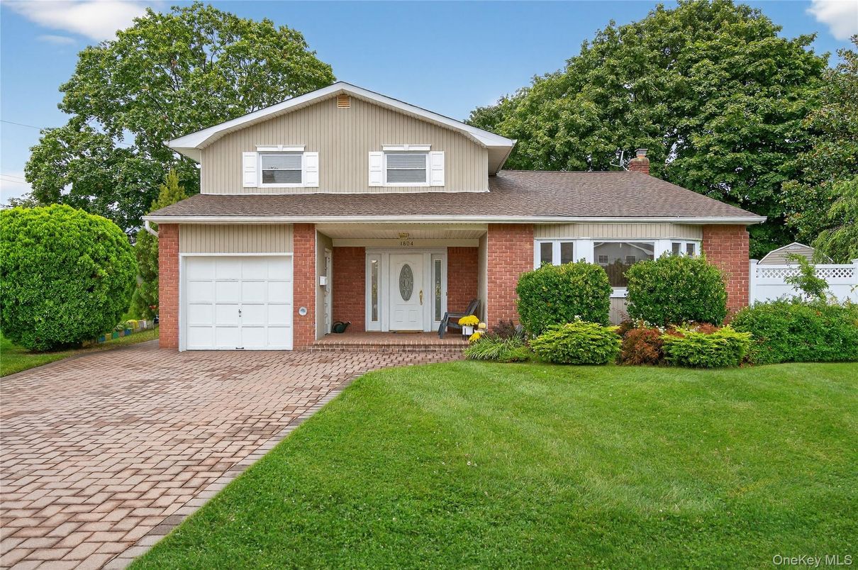 Attached, Exterior, Facade, Brick Facade, Split Level