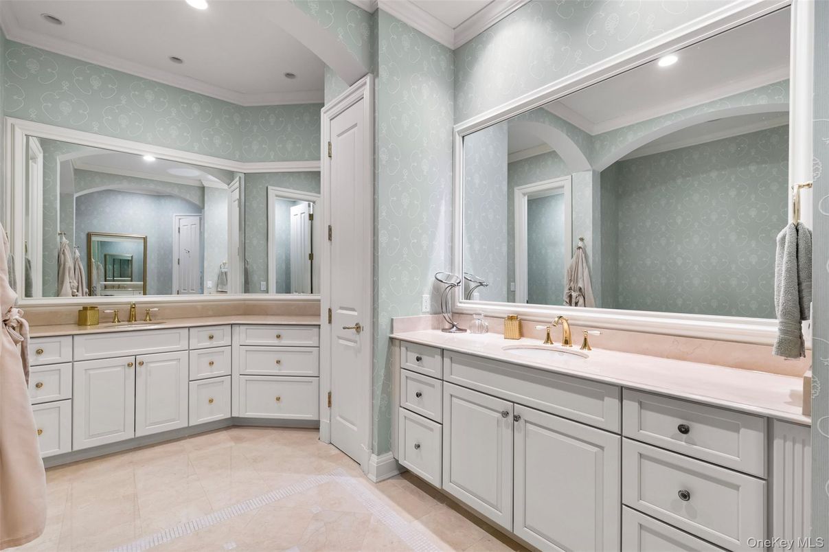 Bathroom, Dual Sink Vanities, Interior, Recessed Lighting