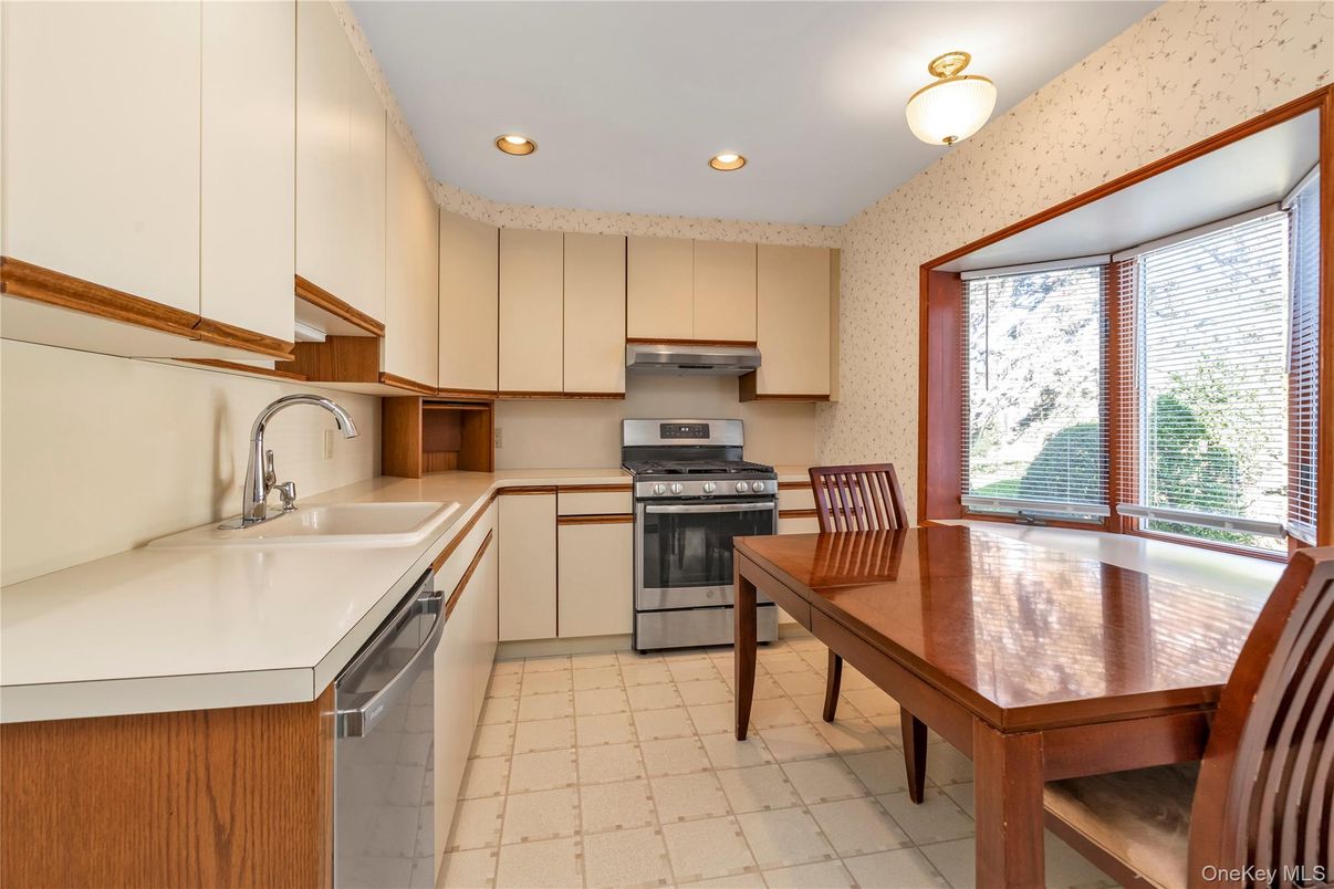 Dining room, Interior, Kitchen, Recessed Lighting, Stainless Steel Appliances