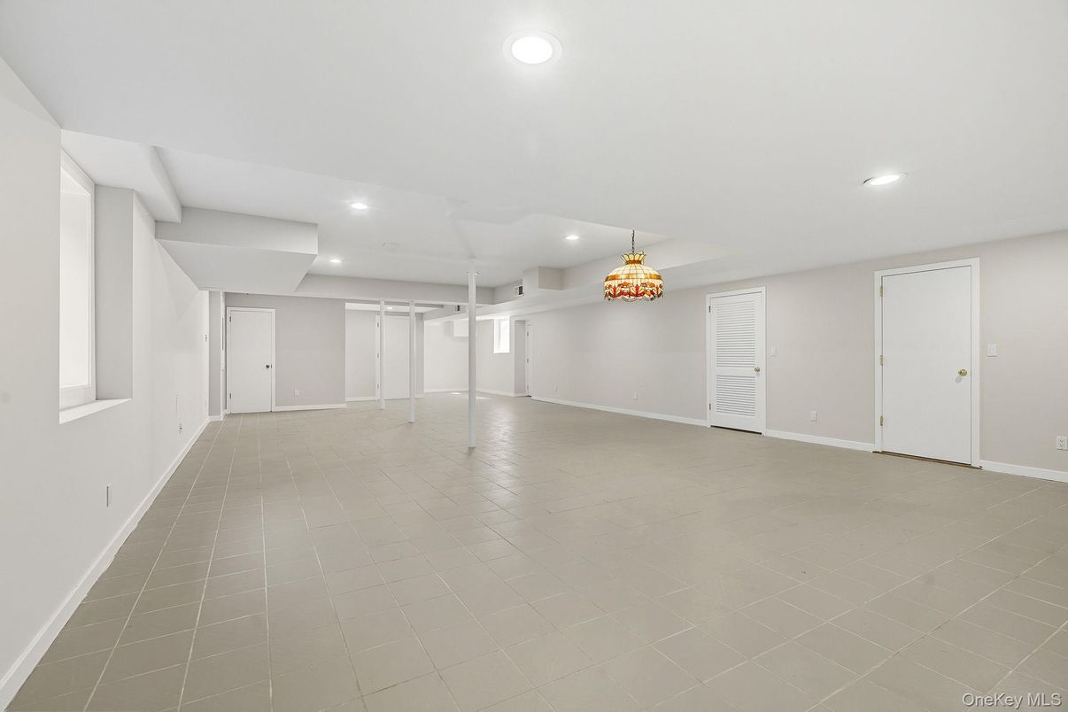 Chandelier, Empty room, Interior, Recessed Lighting