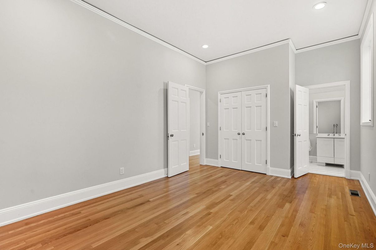 Empty room, Interior, Recessed Lighting, Washer, Wood Texture Flooring