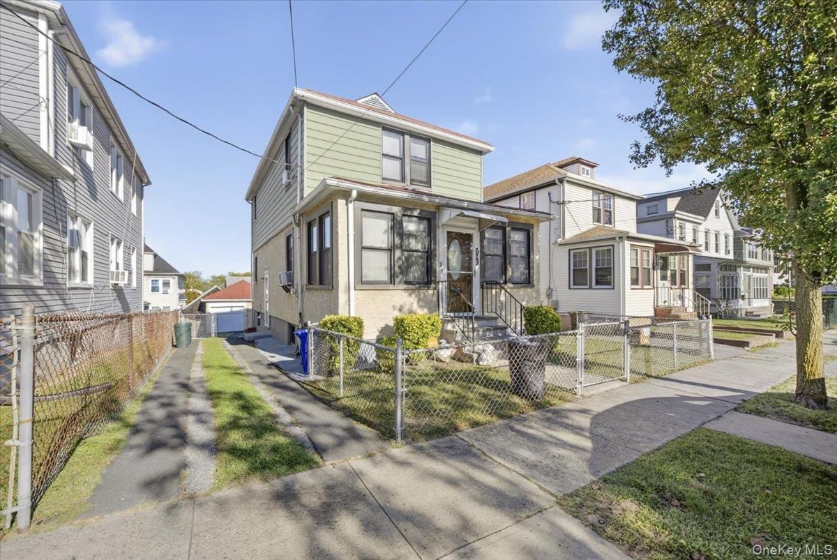 Exterior, Facade, Queen Anne Victorian