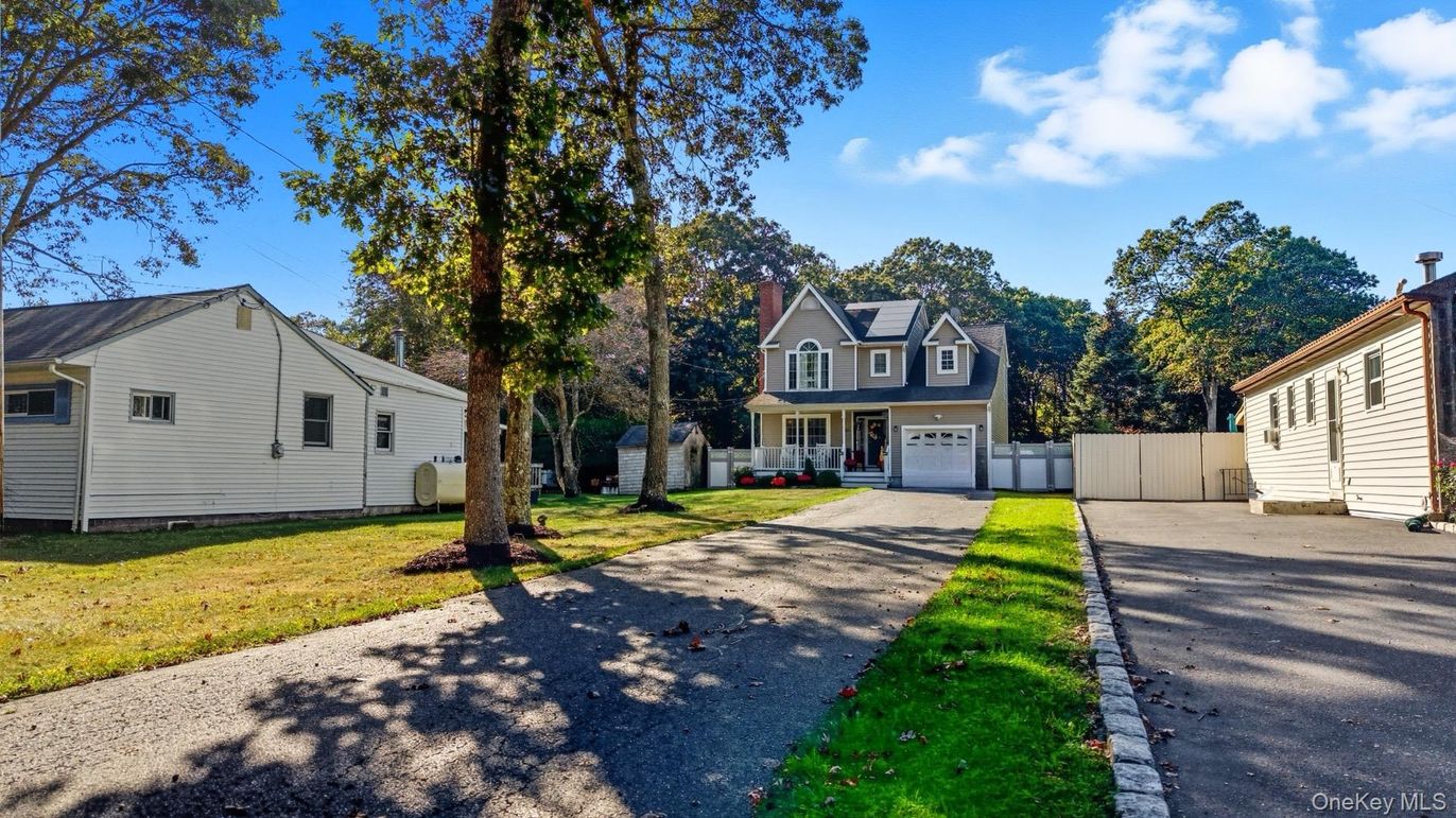 Attached, Exterior, Facade, Queen Anne Victorian