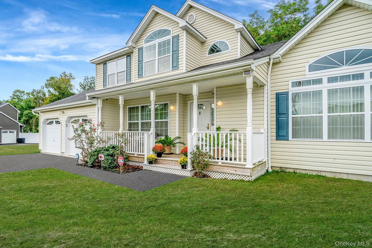 Attached, Exterior, Facade, Farmhouse