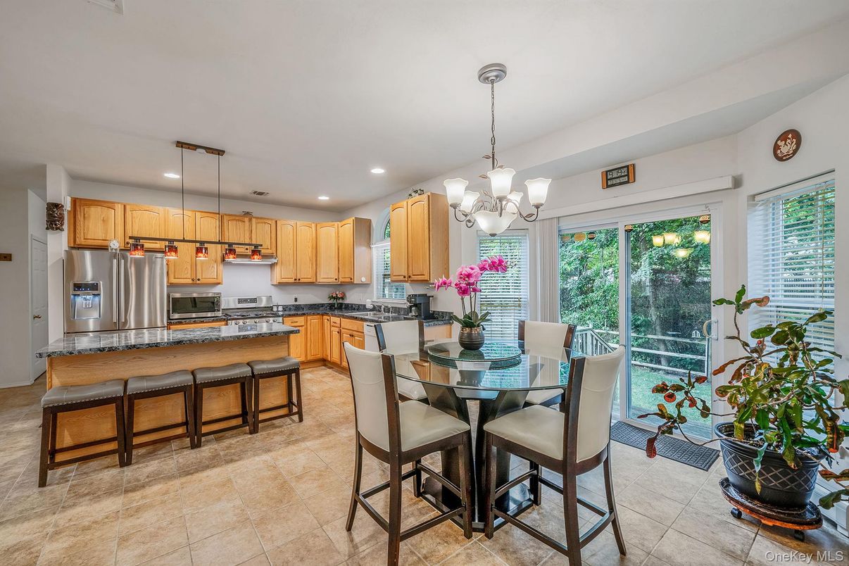 Chandelier, Dining room, Interior, Kitchen, Pendant Lights, Recessed Lighting, Stainless Steel Appliances