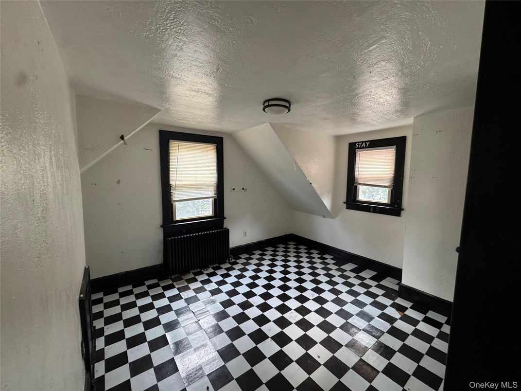 Empty room, Interior