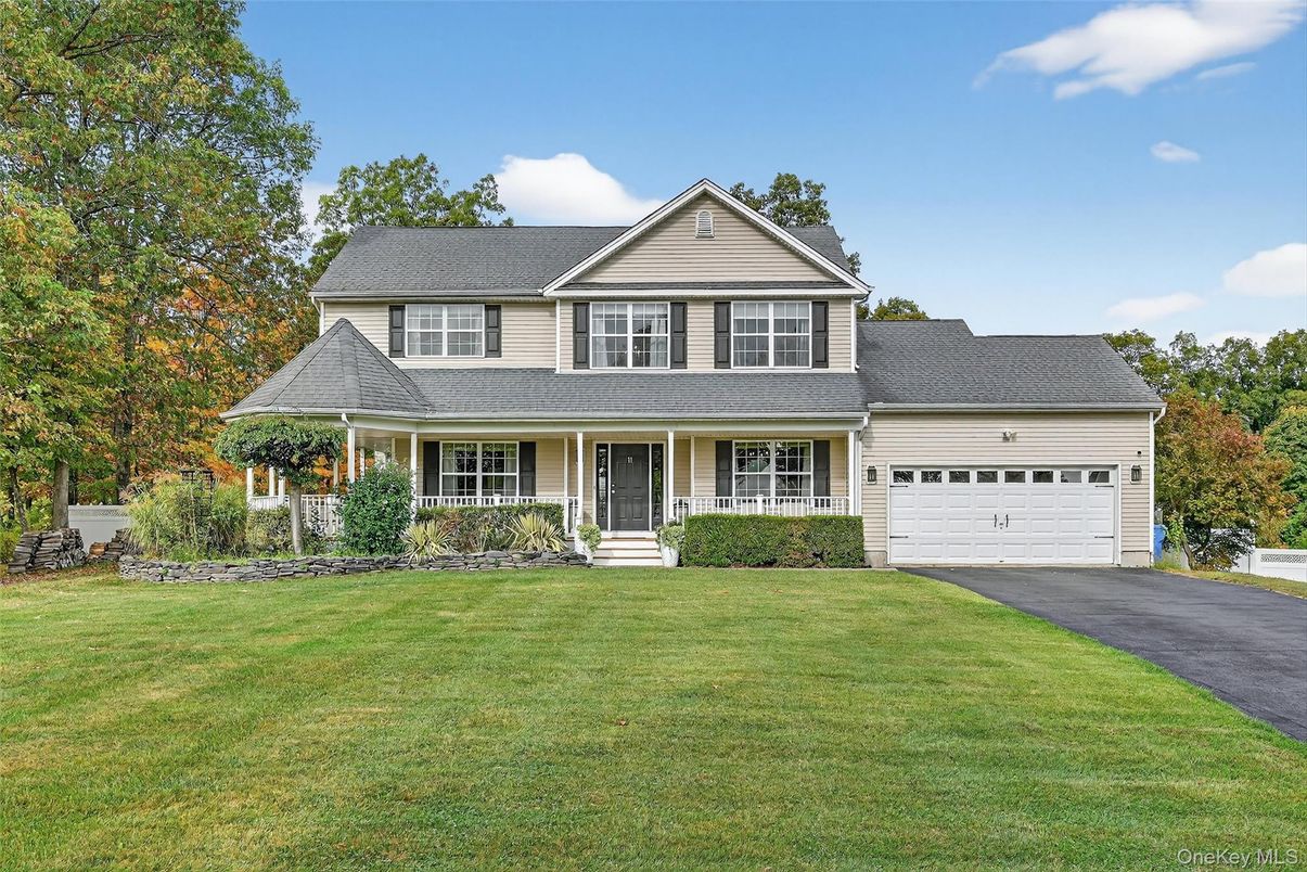 Attached, Exterior, Facade, Farmhouse