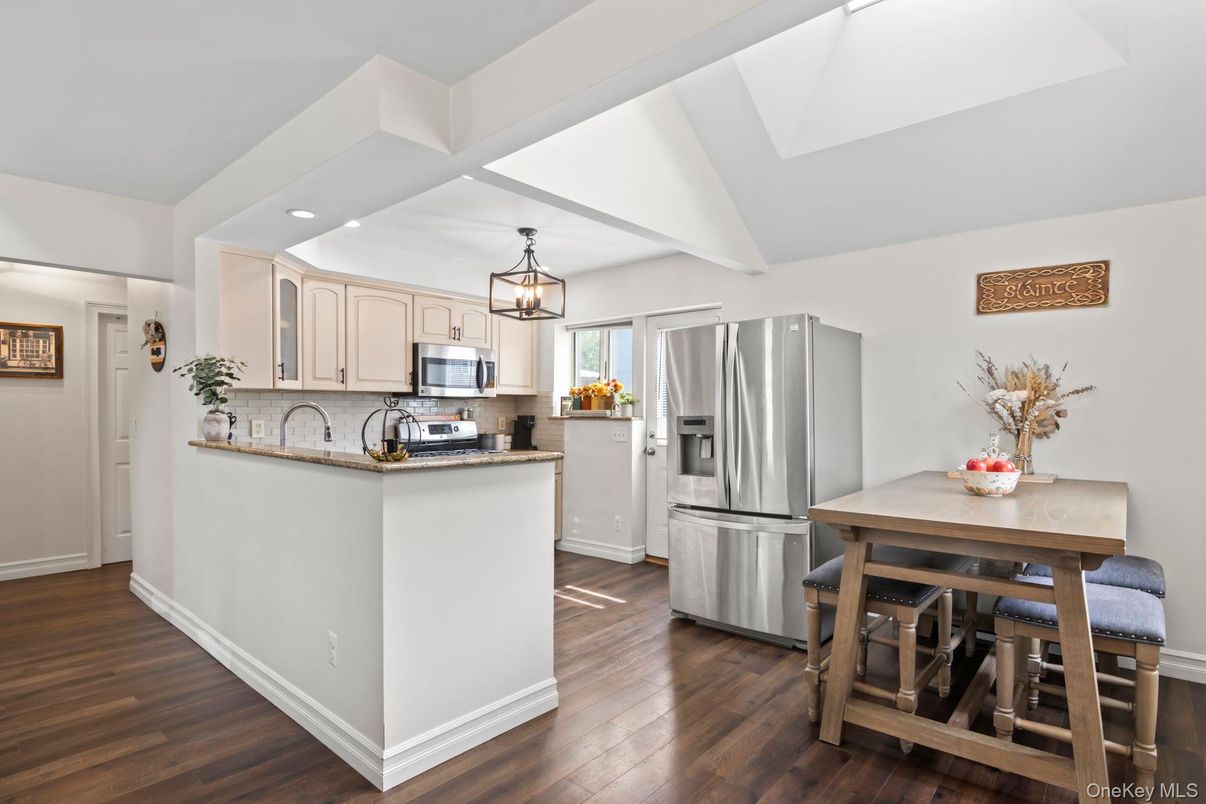 Dining room, Interior, Kitchen, Pendant Lights, Recessed Lighting, Stainless Steel Appliances, Wood Texture Flooring