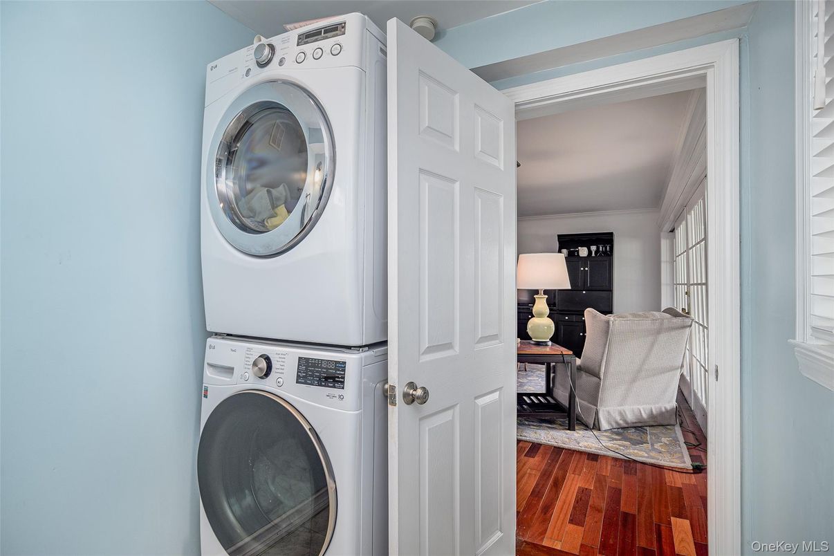 Bedroom, Interior, Utility Closets, Washer, Wood Texture Flooring