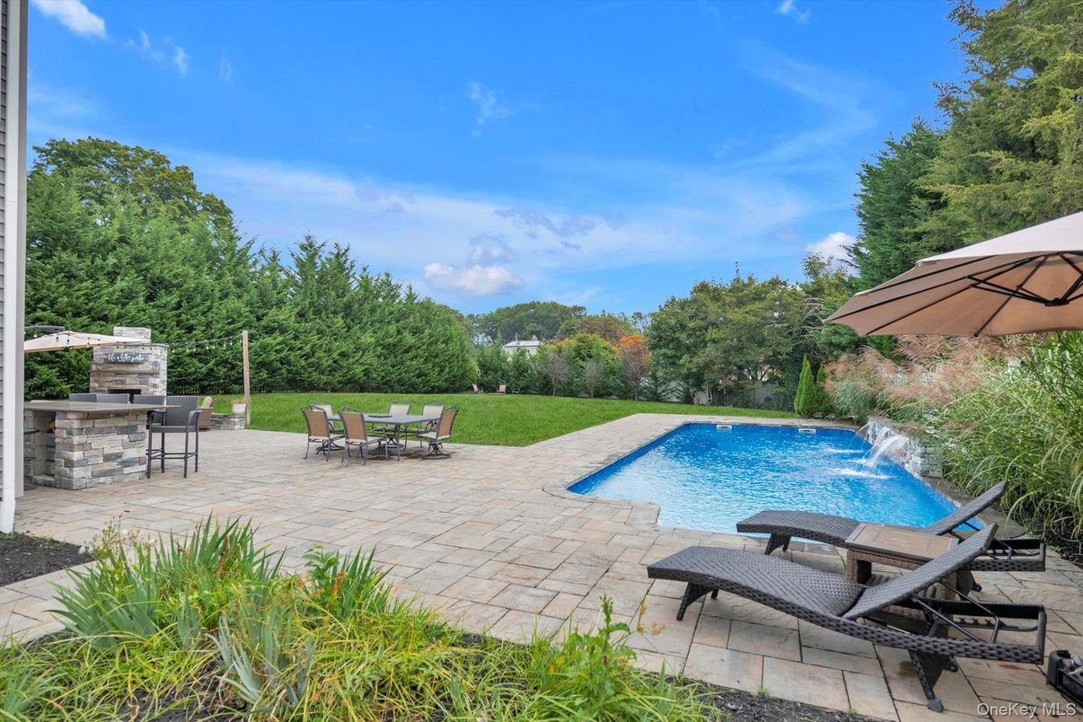 Exterior, Outdoor Kitchen, Pool