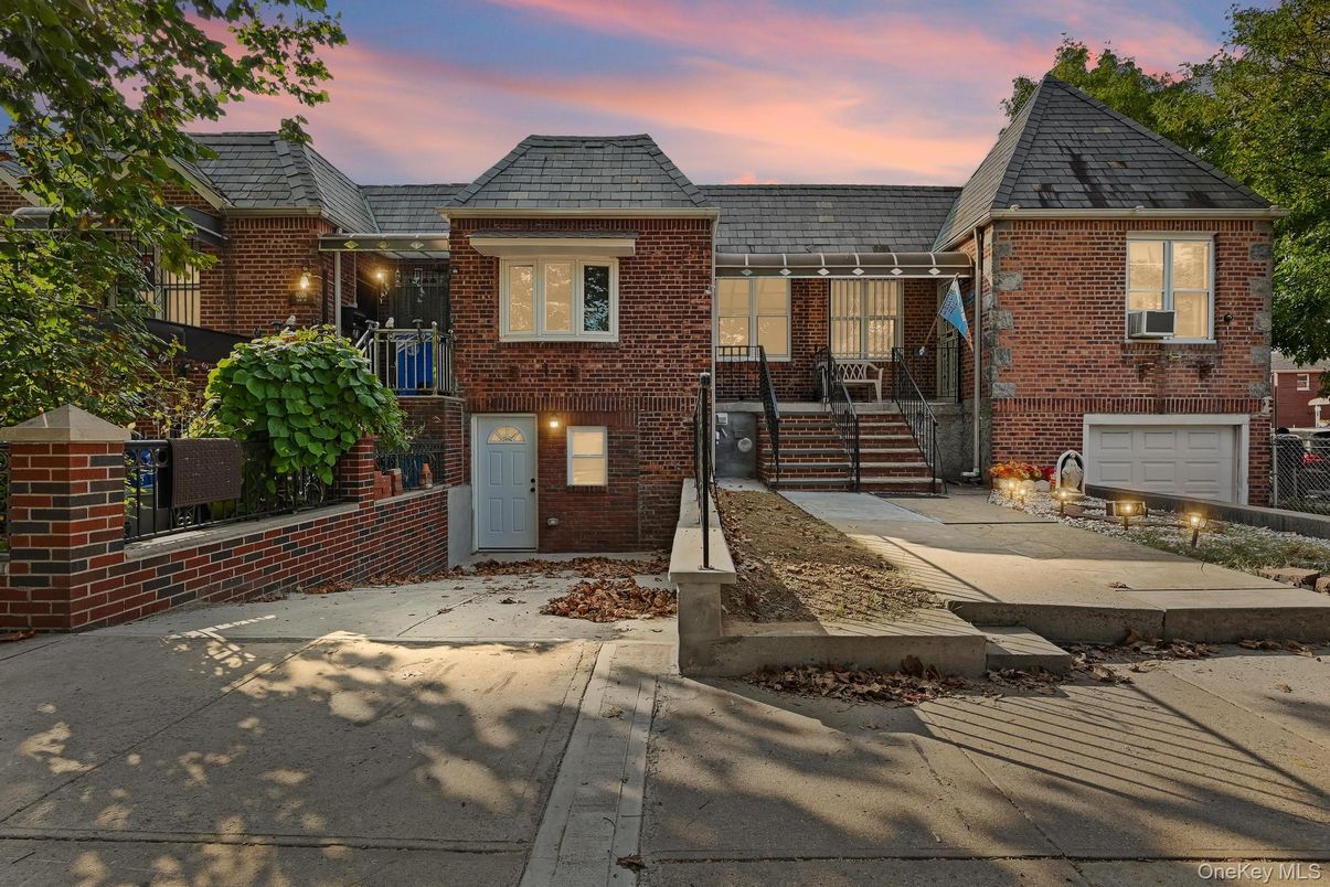 Attached, Exterior, Facade, Brick Facade, Queen Anne Victorian