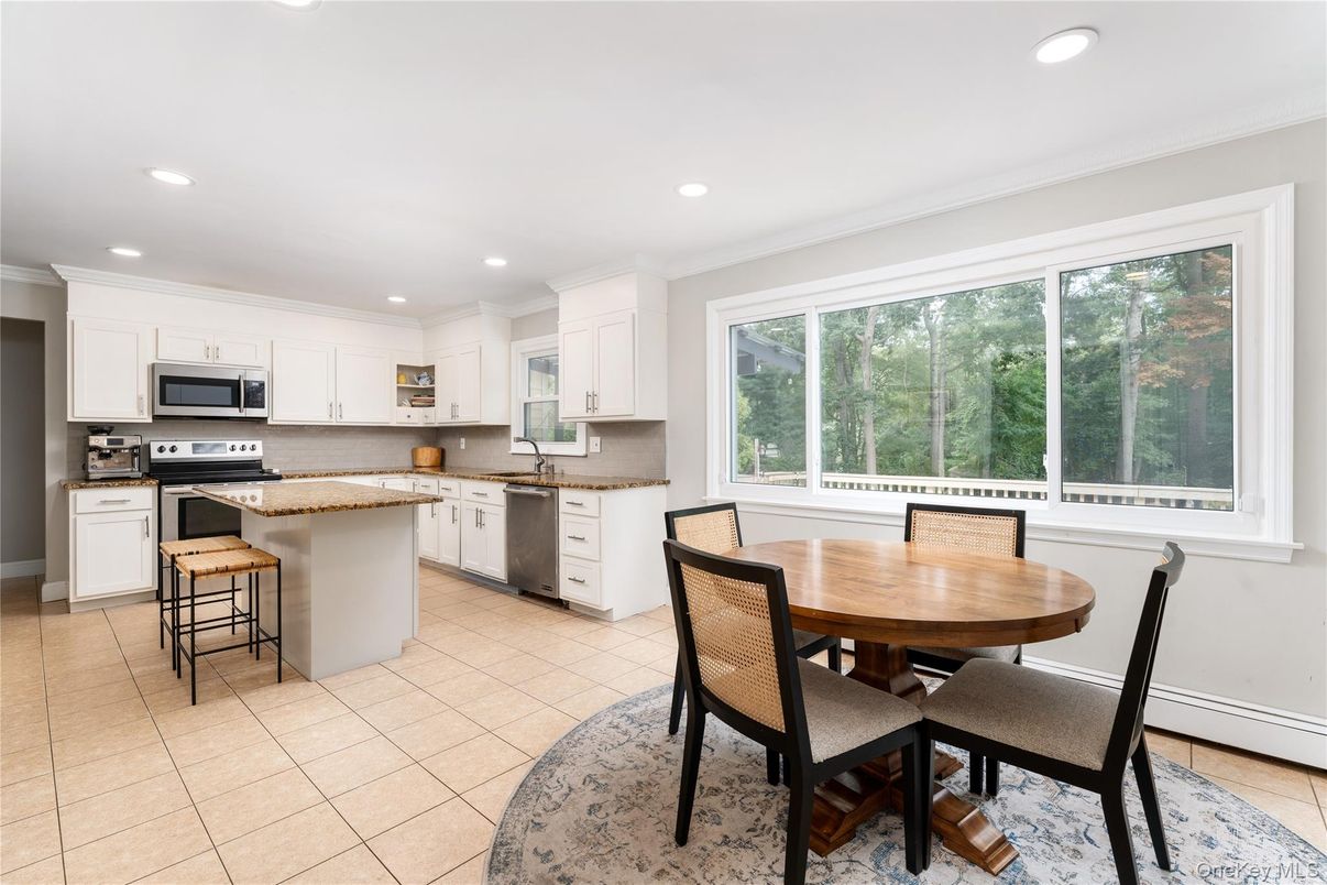 Dining room, Interior, Kitchen, Recessed Lighting, Stainless Steel Appliances
