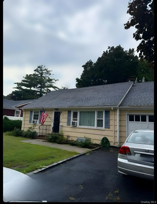 Attached, Exterior, Facade, Ranch