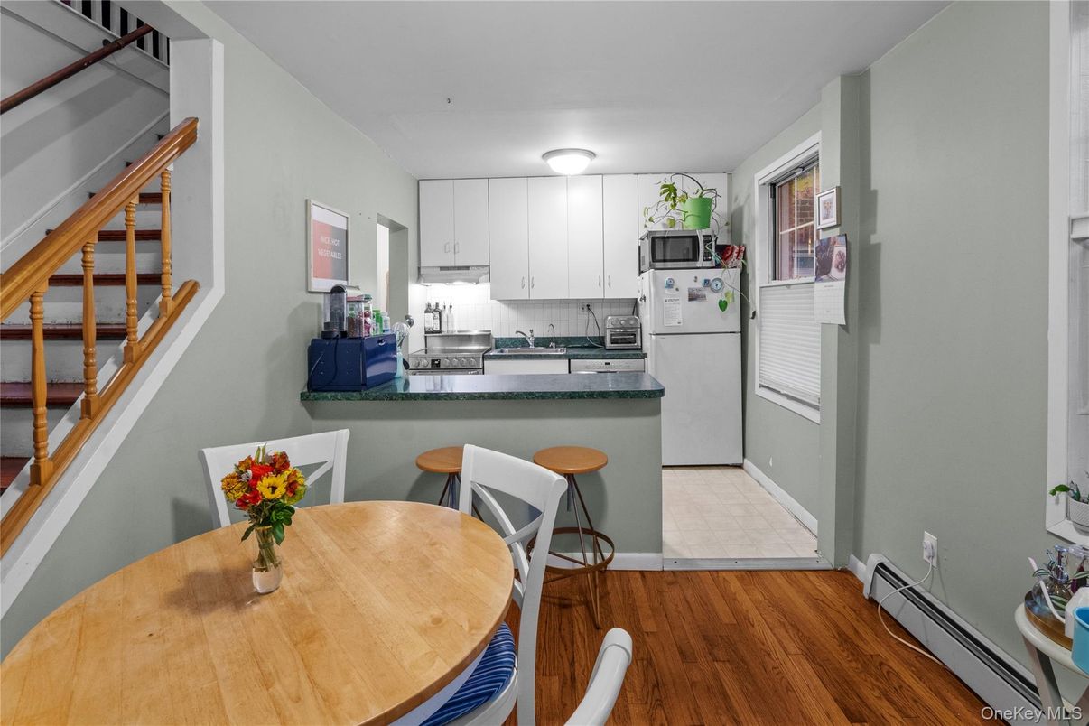 Dining room, Interior, Kitchen, Stainless Steel Appliances, Wood Texture Flooring