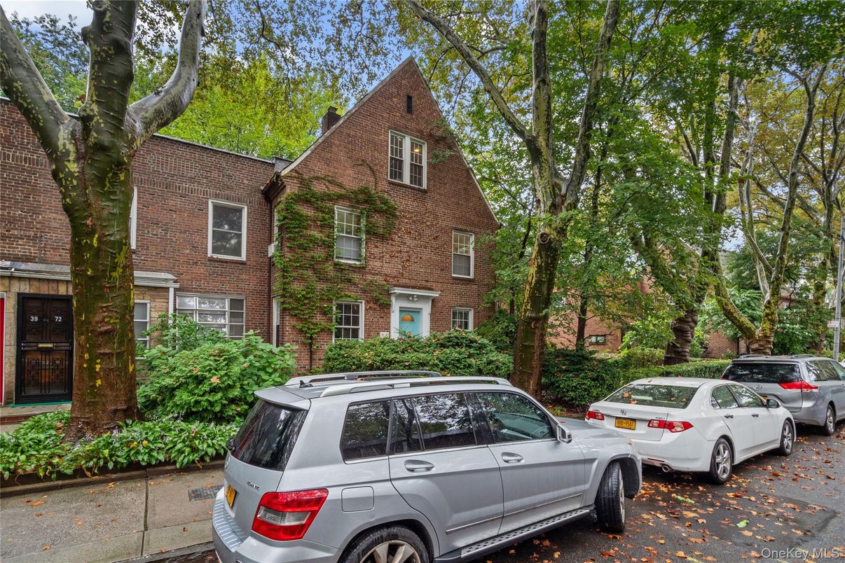 Exterior, Facade, Brick Facade, Rowhouse