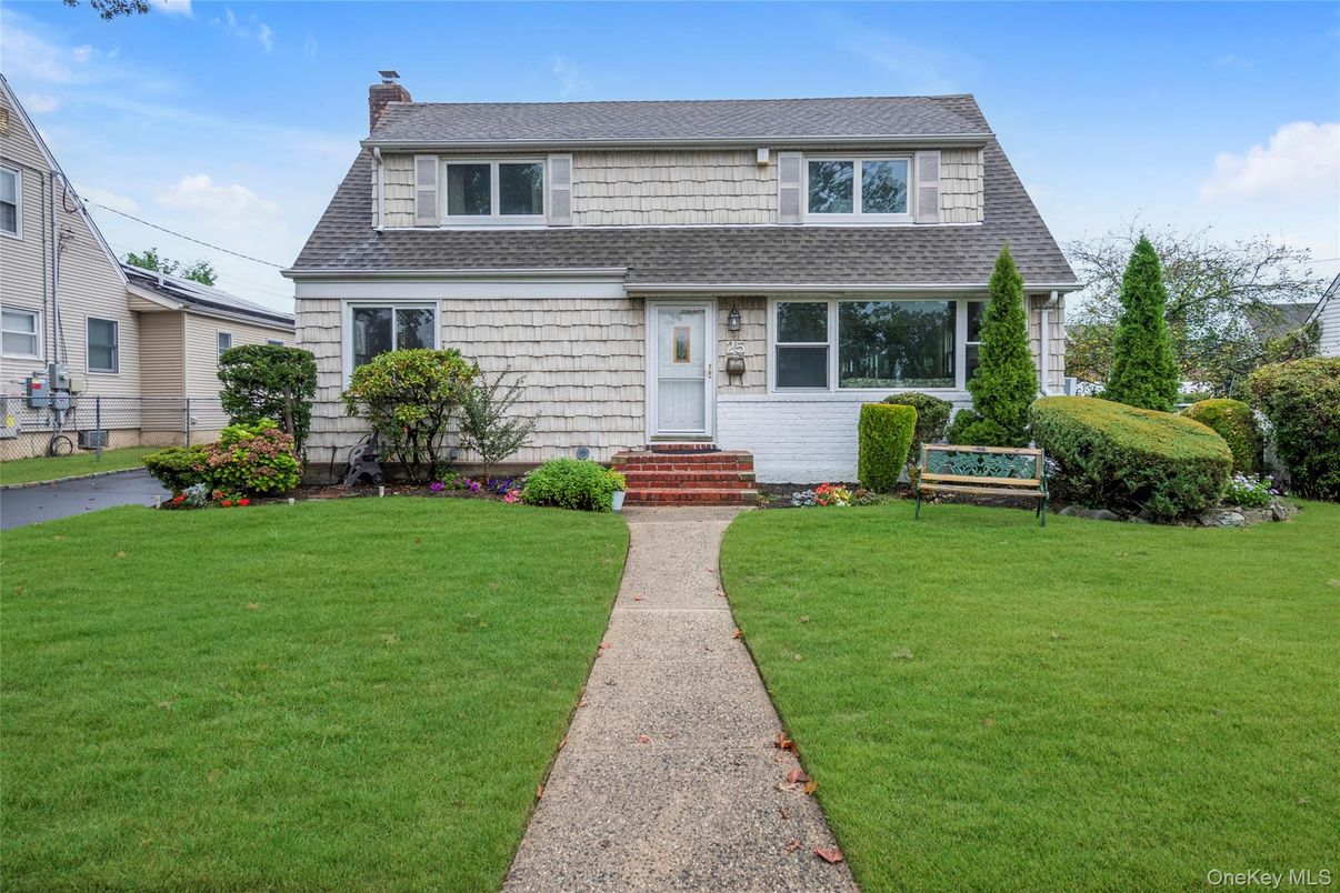 Exterior, Facade, Cape Cod