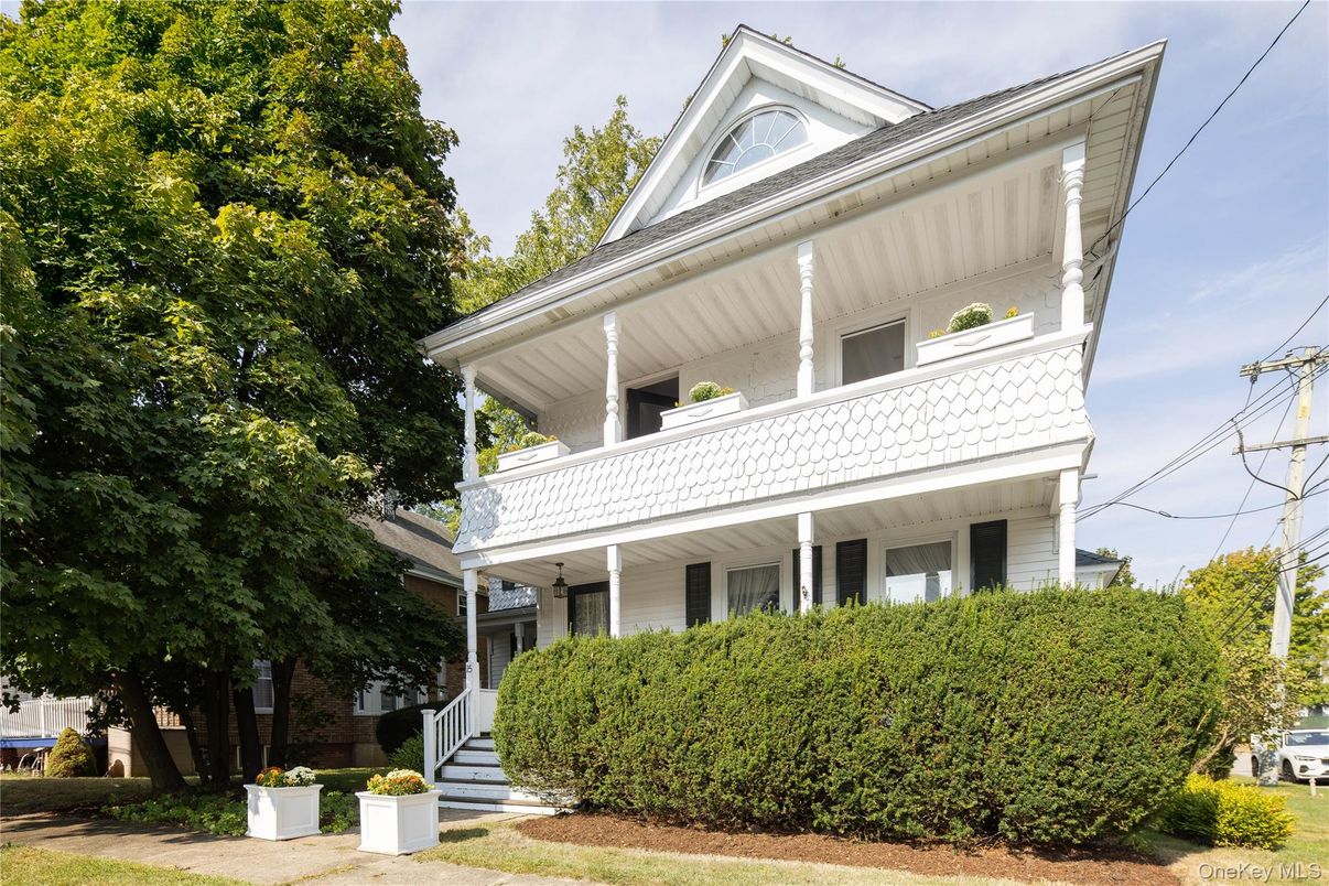 Exterior, Facade, American Foursquare