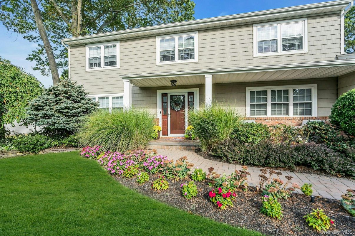 Exterior, Facade, Raised Ranch