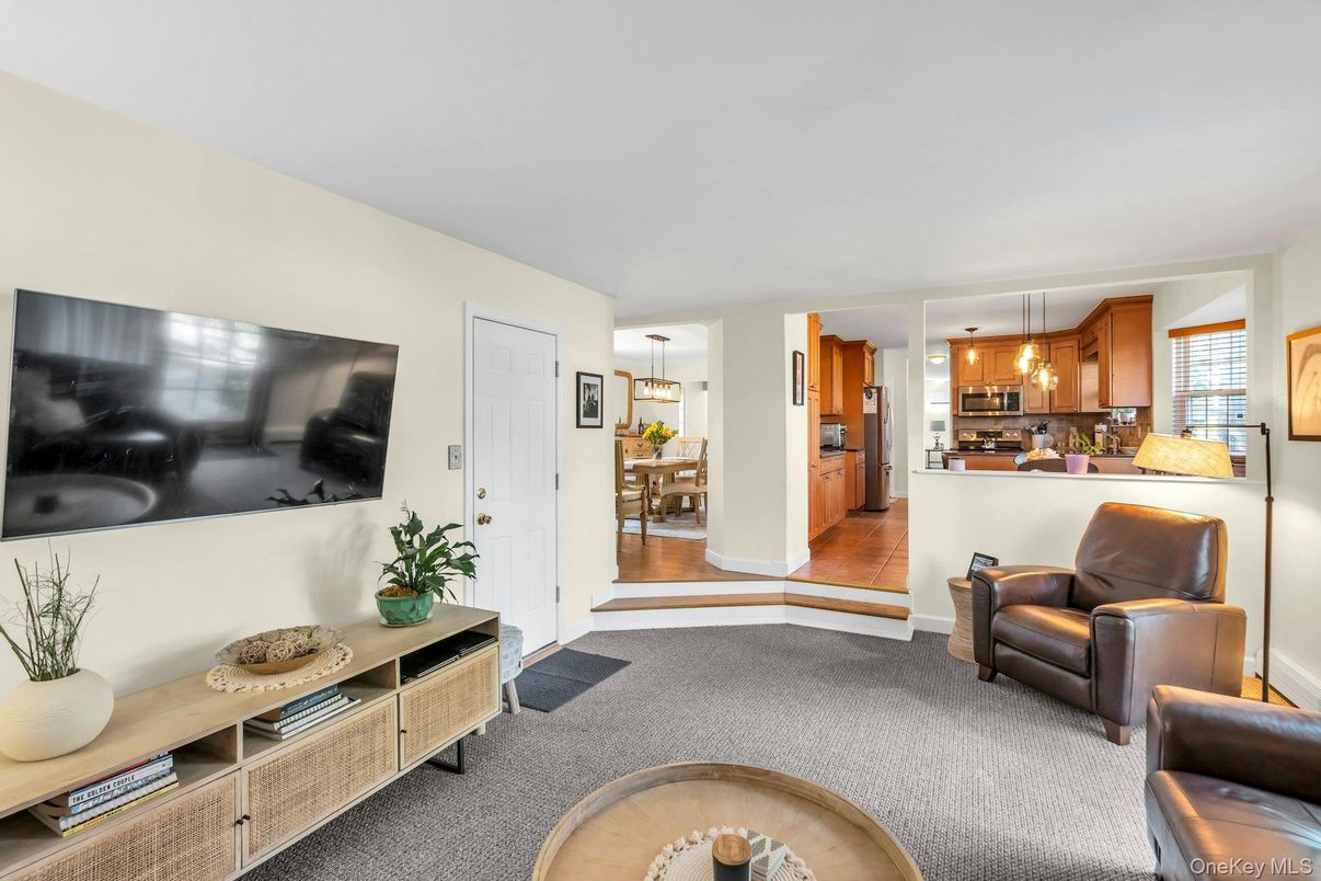 Dining room, Interior, Kitchen, Pendant Lights, Stainless Steel Appliances, Wood Texture Flooring