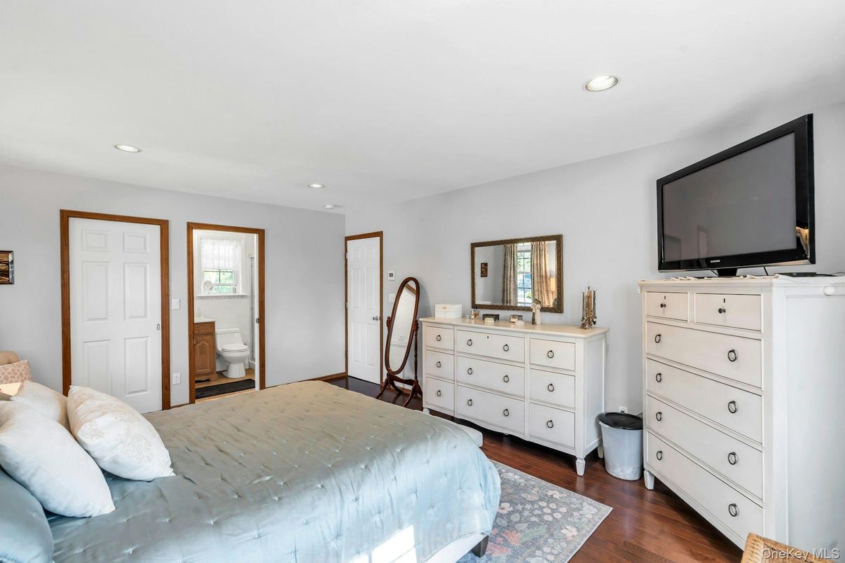 Bathroom, Bedroom, Interior, Recessed Lighting, Wood Texture Flooring