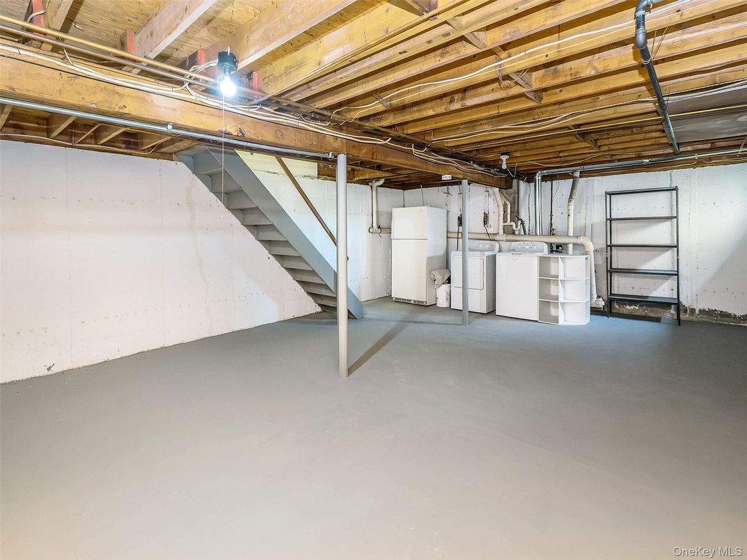 Interior, Washer, Wooden Beams