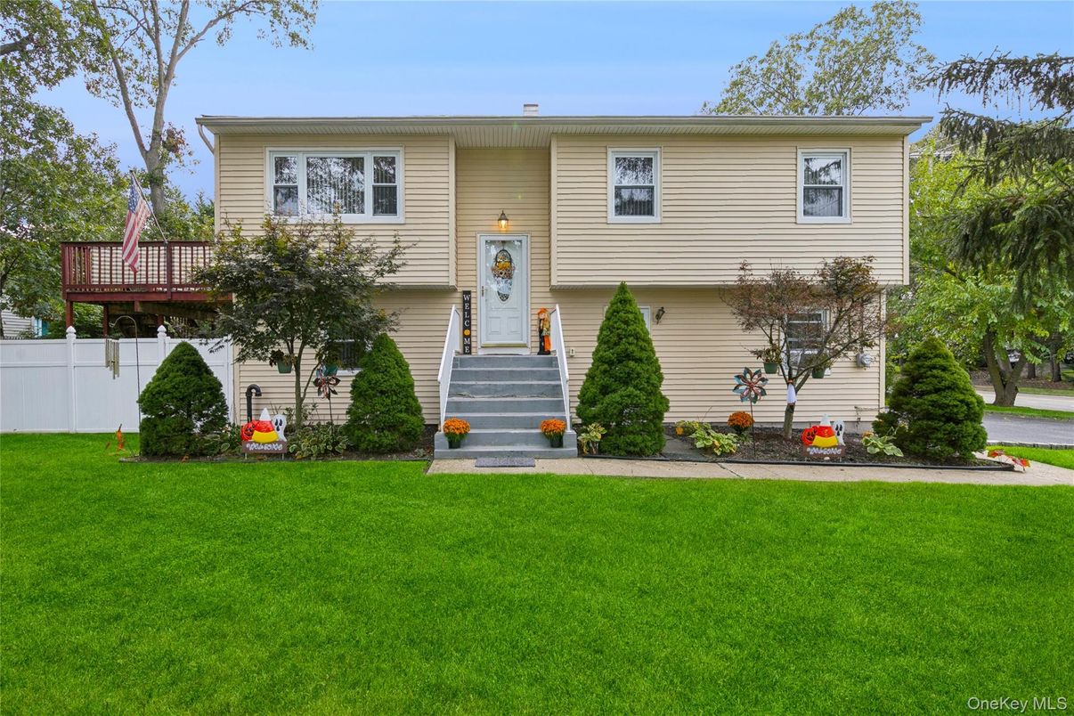 Attached, Exterior, Facade, Raised Ranch