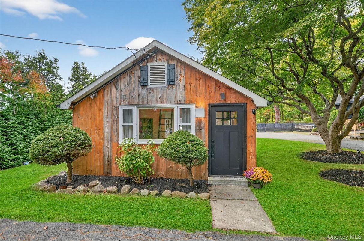 Exterior, Facade, Log Home
