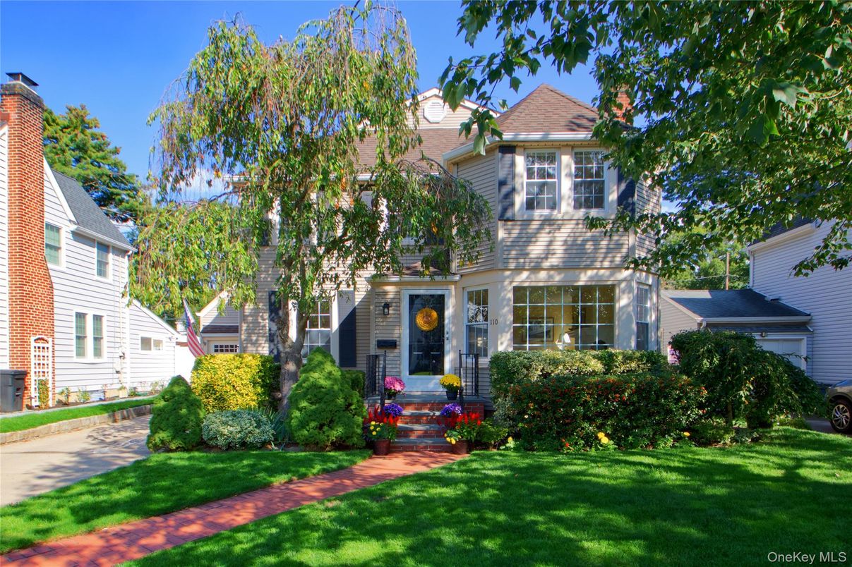 Exterior, Facade, Queen Anne Victorian