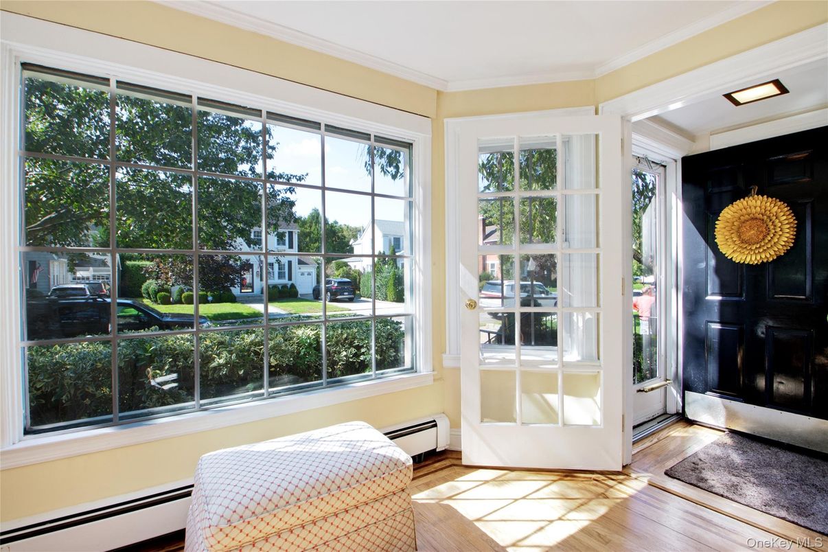 Interior, Recessed Lighting, Sun Room, Wood Texture Flooring