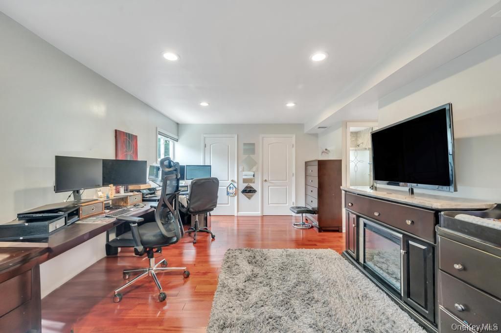 Home Office, Interior, Recessed Lighting, Wood Texture Flooring